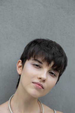 Milan, İtalya - 19 Eylül: Güzel model teşkil etmektedir backstage Ricostru göstermeden önce Milan kadın moda haftası 19 Eylül 2018 üzerinde sırasında Milan'da sadece.