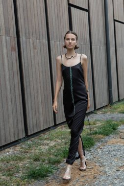 Milan, İtalya - 19 Eylül: Güzel model teşkil etmektedir backstage Ricostru göstermeden önce Milan kadın moda haftası 19 Eylül 2018 üzerinde sırasında Milan'da sadece.