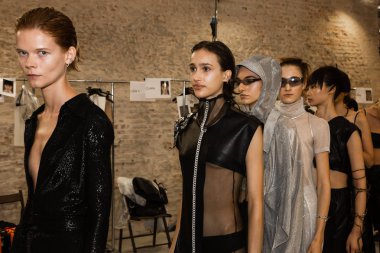 Milan, İtalya - 19 Eylül: Güzel modelleri poz backstage Ricostru göstermeden önce Milan kadın moda haftası 19 Eylül 2018 üzerinde sırasında Milan'da sadece.
