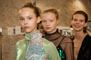 Milan, İtalya - 19 Eylül: Güzel modelleri poz backstage Ricostru göstermeden önce Milan kadın moda haftası 19 Eylül 2018 üzerinde sırasında Milan'da sadece.
