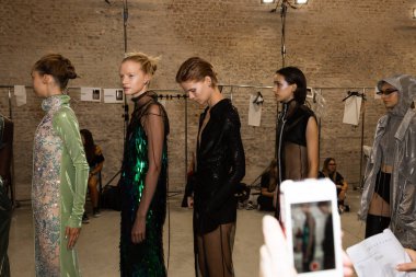 Milan, İtalya - 19 Eylül: Güzel modelleri poz backstage Ricostru göstermeden önce Milan kadın moda haftası 19 Eylül 2018 üzerinde sırasında Milan'da sadece.