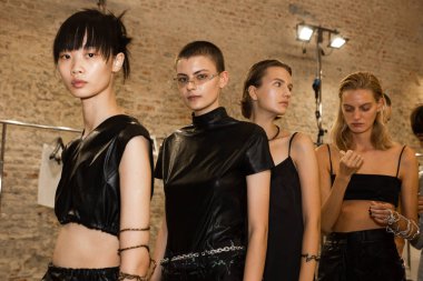 Milan, İtalya - 19 Eylül: Güzel modelleri poz backstage Ricostru göstermeden önce Milan kadın moda haftası 19 Eylül 2018 üzerinde sırasında Milan'da sadece.