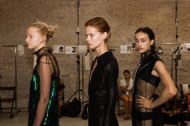 Milan, İtalya - 19 Eylül: Güzel modelleri poz backstage Ricostru göstermeden önce Milan kadın moda haftası 19 Eylül 2018 üzerinde sırasında Milan'da sadece.