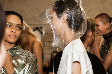 Milan, İtalya - 19 Eylül: Güzel model teşkil etmektedir backstage Ricostru göstermeden önce Milan kadın moda haftası 19 Eylül 2018 üzerinde sırasında Milan'da sadece.