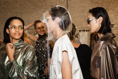 Milan, İtalya - 19 Eylül: Güzel modelleri poz backstage Ricostru göstermeden önce Milan kadın moda haftası 19 Eylül 2018 üzerinde sırasında Milan'da sadece.