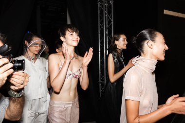 Milan, İtalya - 19 Eylül: Güzel modelleri poz backstage Ricostru göstermeden önce Milan kadın moda haftası 19 Eylül 2018 üzerinde sırasında Milan'da sadece.
