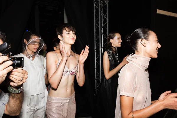 Milan, İtalya - 19 Eylül: Güzel modelleri poz backstage Ricostru göstermeden önce Milan kadın moda haftası 19 Eylül 2018 üzerinde sırasında Milan'da sadece.
