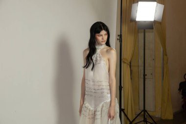 Milan, İtalya - 20 Eylül: Muhteşem model teşkil etmektedir backstage Cenny göstermeden önce üzerinde 20 Eylül 2018 Milan kadın moda haftası sırasında Milan'da sadece.