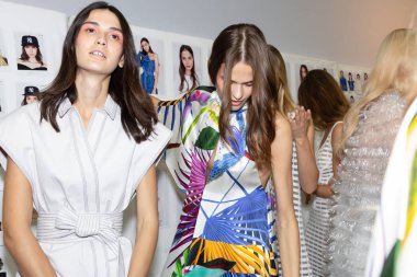 Milan, İtalya - 20 Eylül: Mükemmel modele poz backstage Cenny göstermeden önce üzerinde 20 Eylül 2018 Milan kadın moda haftası sırasında Milan'da sadece.