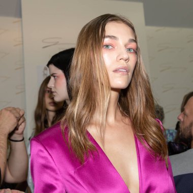 Milan, İtalya - 20 Eylül: Muhteşem model teşkil etmektedir backstage Cenny göstermeden önce üzerinde 20 Eylül 2018 Milan kadın moda haftası sırasında Milan'da sadece.