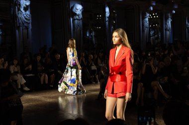 Milan, İtalya - 20 Eylül: Cenny pist üzerinde 20 Eylül 2018 Milan kadın moda haftası sırasında Milan'da göstermek muhteşem model yürür.