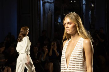 Milan, İtalya - 20 Eylül: Cenny pist üzerinde 20 Eylül 2018 Milan kadın moda haftası sırasında Milan'da göstermek muhteşem model yürür.