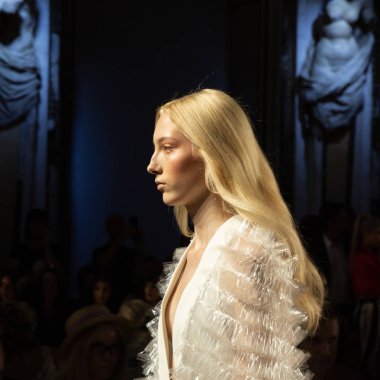 Milan, İtalya - 20 Eylül: Cenny pist üzerinde 20 Eylül 2018 Milan kadın moda haftası sırasında Milan'da göstermek muhteşem model yürür.