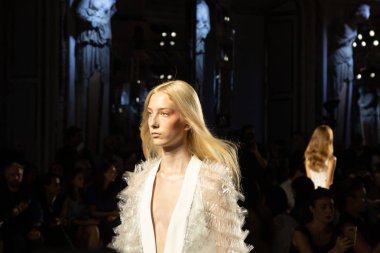 Milan, İtalya - 20 Eylül: Cenny pist üzerinde 20 Eylül 2018 Milan kadın moda haftası sırasında Milan'da göstermek muhteşem model yürür.