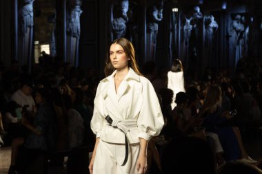 Milan, İtalya - 20 Eylül: Cenny pist üzerinde 20 Eylül 2018 Milan kadın moda haftası sırasında Milan'da göstermek muhteşem model yürür.