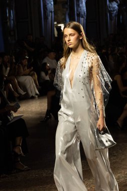 Milan, İtalya - 20 Eylül: Cenny pist üzerinde 20 Eylül 2018 Milan kadın moda haftası sırasında Milan'da göstermek muhteşem model yürür.