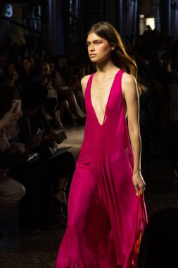 Milan, İtalya - 20 Eylül: Cenny pist üzerinde 20 Eylül 2018 Milan kadın moda haftası sırasında Milan'da göstermek muhteşem model yürür.