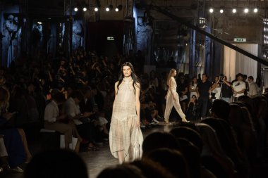 Milan, İtalya - 20 Eylül: Cenny pist üzerinde 20 Eylül 2018 Milan kadın moda haftası sırasında Milan'da göstermek muhteşem model yürür.