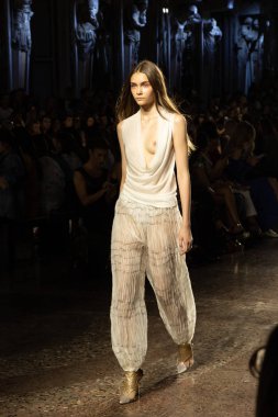 Milan, İtalya - 20 Eylül: Cenny pist üzerinde 20 Eylül 2018 Milan kadın moda haftası sırasında Milan'da göstermek muhteşem model yürür.