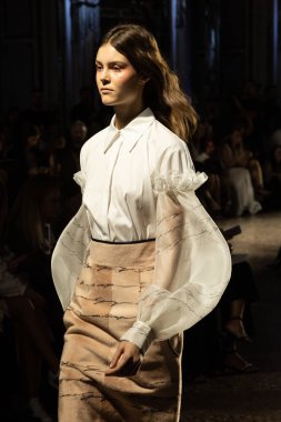 Milan, İtalya - 20 Eylül: Cenny pist üzerinde 20 Eylül 2018 Milan kadın moda haftası sırasında Milan'da göstermek muhteşem model yürür.