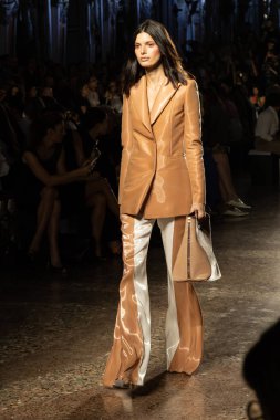 Milan, İtalya - 20 Eylül: Cenny pist üzerinde 20 Eylül 2018 Milan kadın moda haftası sırasında Milan'da göstermek muhteşem model yürür.