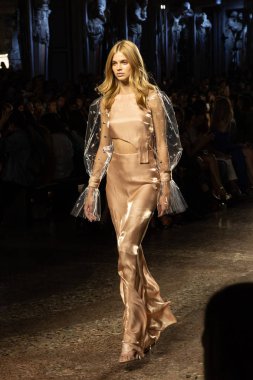 Milan, İtalya - 20 Eylül: Cenny pist üzerinde 20 Eylül 2018 Milan kadın moda haftası sırasında Milan'da göstermek muhteşem model yürür.