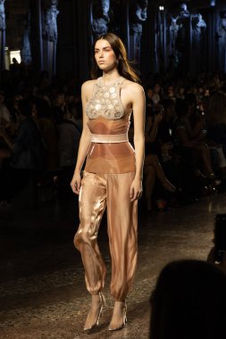 Milan, İtalya - 20 Eylül: Cenny pist üzerinde 20 Eylül 2018 Milan kadın moda haftası sırasında Milan'da göstermek muhteşem model yürür.