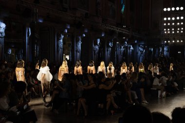 Milan, İtalya - 20 Eylül: Cenny pist üzerinde 20 Eylül 2018 Milan kadın moda haftası sırasında Milan'da göstermek mükemmel modele yürüyüş.