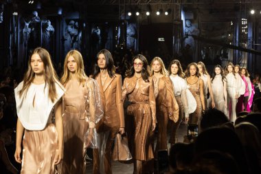 Milan, İtalya - 20 Eylül: Cenny pist üzerinde 20 Eylül 2018 Milan kadın moda haftası sırasında Milan'da göstermek mükemmel modele yürüyüş.