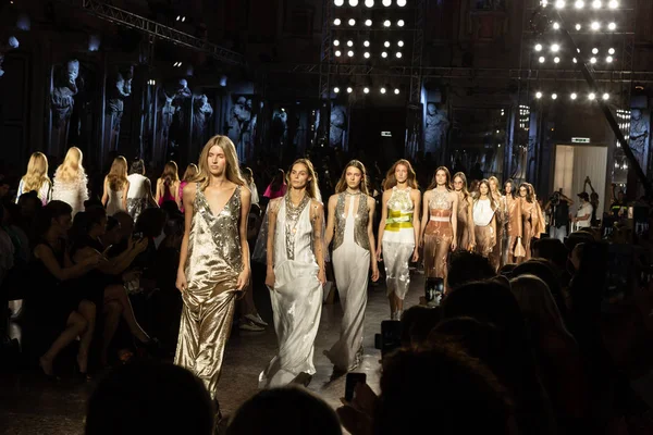 Milão Itália Setembro Modelos Lindos Caminham Pista Genny Show Durante — Fotografia de Stock