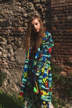 Milan, İtalya - 20 Eylül: Muhteşem model teşkil etmektedir backstage Tiziano Guardini göstermeden önce üzerinde 20 Eylül 2018 Milan kadın moda haftası sırasında Milan'da sadece.