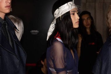 Milan, İtalya - 20 Eylül: Muhteşem model teşkil etmektedir backstage Tiziano Guardini göstermeden önce üzerinde 20 Eylül 2018 Milan kadın moda haftası sırasında Milan'da sadece.