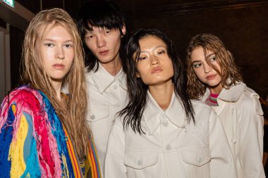 Milan, İtalya - 20 Eylül: Mükemmel modele poz backstage Tiziano Guardini göstermeden önce üzerinde 20 Eylül 2018 Milan kadın moda haftası sırasında Milan'da sadece.