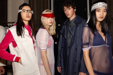 Milan, İtalya - 20 Eylül: Mükemmel modele poz backstage Tiziano Guardini göstermeden önce üzerinde 20 Eylül 2018 Milan kadın moda haftası sırasında Milan'da sadece.