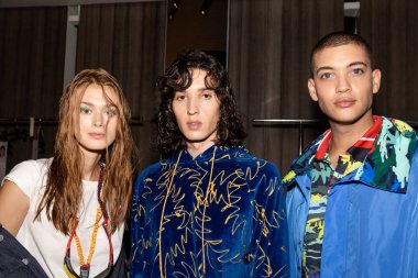 Milan, İtalya - 20 Eylül: Mükemmel modele poz backstage Tiziano Guardini göstermeden önce üzerinde 20 Eylül 2018 Milan kadın moda haftası sırasında Milan'da sadece.