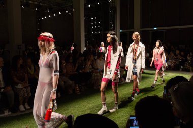 Milan, İtalya - 20 Eylül: Mükemmel modele Milan üzerinde 20 Eylül 2018 Milan kadın moda haftası sırasında Tiziano Guardini fuarında pist yürümek.