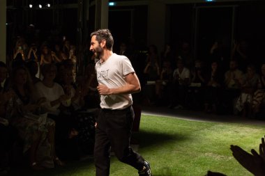 Milan, İtalya - 20 Eylül: moda tasarımcısı Tiziano Guardini üzerinde 20 Eylül 2018 Milan kadın moda haftası sırasında gösterisinde Milan pist yürür.