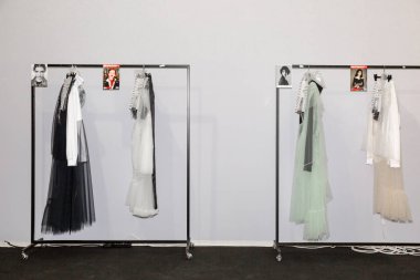 Milan, İtalya - 21 Eylül: backstage Yasası n 21 önce sadece giysi rafları Milan kadın moda haftası üzerinde 21 Eylül 2018 Milan'da gösteri sırasında.