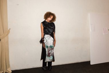 Milan, İtalya - 21 Eylül: Güzel model teşkil etmektedir backstage Yasası n 21 gösterisinde Milan üzerinde 21 Eylül 2018 Milan kadın moda haftası sırasında önce sadece.