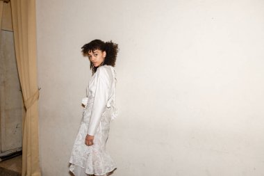 Milan, İtalya - 21 Eylül: Güzel model teşkil etmektedir backstage Yasası n 21 gösterisinde Milan üzerinde 21 Eylül 2018 Milan kadın moda haftası sırasında önce sadece.