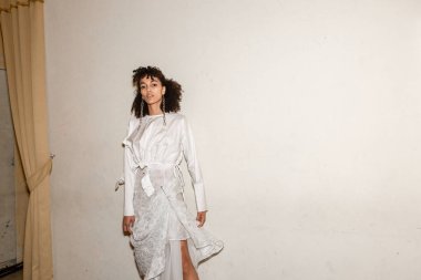 Milan, İtalya - 21 Eylül: Güzel model teşkil etmektedir backstage Yasası n 21 gösterisinde Milan üzerinde 21 Eylül 2018 Milan kadın moda haftası sırasında önce sadece.