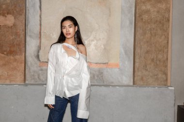 Milan, İtalya - 21 Eylül: Güzel model teşkil etmektedir backstage Yasası n 21 gösterisinde Milan üzerinde 21 Eylül 2018 Milan kadın moda haftası sırasında önce sadece.