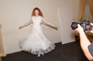 Milan, İtalya - 21 Eylül: Güzel model teşkil etmektedir backstage Yasası n 21 gösterisinde Milan üzerinde 21 Eylül 2018 Milan kadın moda haftası sırasında önce sadece.