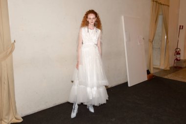 Milan, İtalya - 21 Eylül: Güzel model teşkil etmektedir backstage Yasası n 21 gösterisinde Milan üzerinde 21 Eylül 2018 Milan kadın moda haftası sırasında önce sadece.