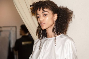 Milan, İtalya - 21 Eylül: Güzel model teşkil etmektedir backstage Yasası n 21 gösterisinde Milan üzerinde 21 Eylül 2018 Milan kadın moda haftası sırasında önce sadece.