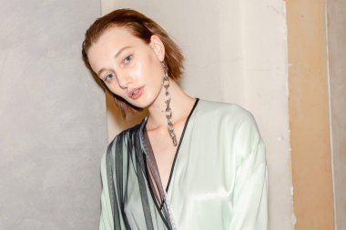 Milan, İtalya - 21 Eylül: Güzel model teşkil etmektedir backstage Yasası n 21 gösterisinde Milan üzerinde 21 Eylül 2018 Milan kadın moda haftası sırasında önce sadece.