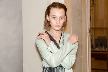 Milan, İtalya - 21 Eylül: Güzel model teşkil etmektedir backstage Yasası n 21 gösterisinde Milan üzerinde 21 Eylül 2018 Milan kadın moda haftası sırasında önce sadece.