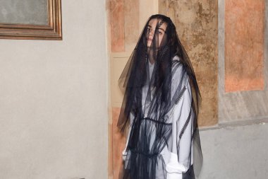 Milan, İtalya - 21 Eylül: Güzel model teşkil etmektedir backstage Yasası n 21 gösterisinde Milan üzerinde 21 Eylül 2018 Milan kadın moda haftası sırasında önce sadece.