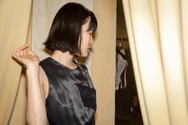 Milan, İtalya - 21 Eylül: Güzel model teşkil etmektedir backstage Yasası n 21 gösterisinde Milan üzerinde 21 Eylül 2018 Milan kadın moda haftası sırasında önce sadece.