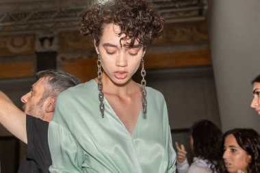 Milan, İtalya - 21 Eylül: Güzel model teşkil etmektedir backstage Yasası n 21 gösterisinde Milan üzerinde 21 Eylül 2018 Milan kadın moda haftası sırasında önce sadece.